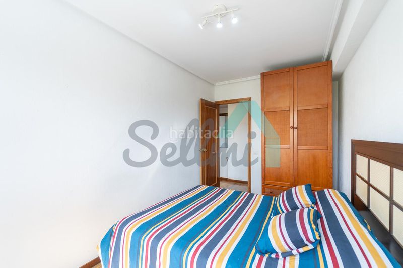 Foto 1fec45f8-72de-47f5-bace-65505aced453. Pis amb calefacció aparcament a Buenavista Oviedo