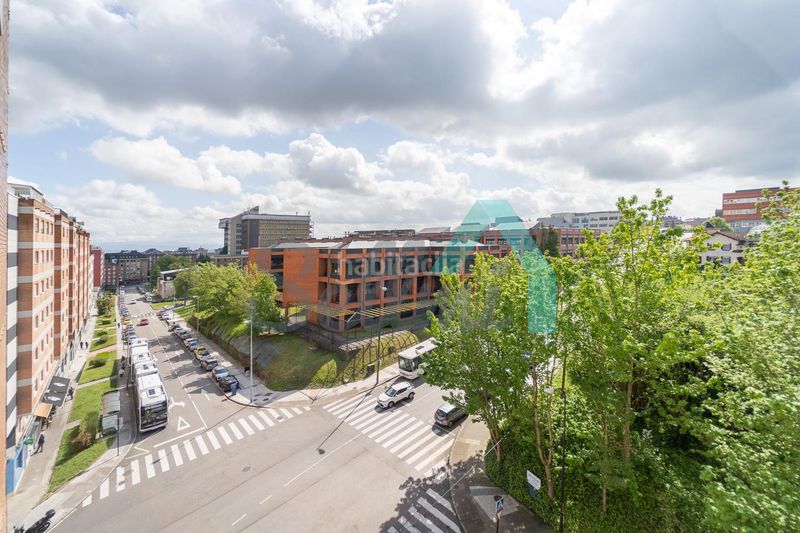 Foto b67d2ee3-2699-4ef1-abc2-dafa25f06b86. Pis amb calefacció aparcament a Buenavista Oviedo