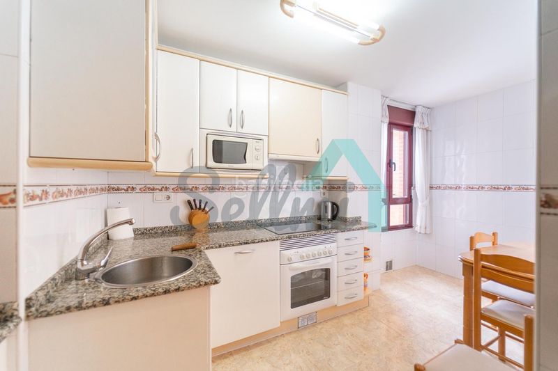 Foto 0f4baaf5-b817-4c55-9ca7-c314777bf4a2. Pis amb calefacció aparcament a Lugones Siero
