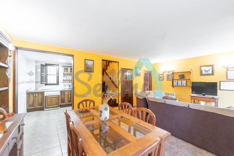 Foto 4baa318b-df7c-4d45-83ce-8829d3113872. Casa amb calefacció a Quirós