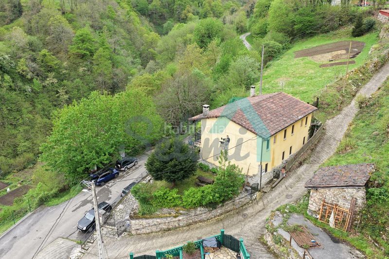 Foto 869fcd38-8bfd-4af8-b85b-ff6dbd34c131. Casa amb calefacció a Quirós