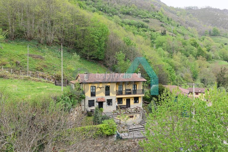 Foto c57fc9dd-28fd-45f7-8243-96fded728e3f. Casa amb calefacció a Quirós