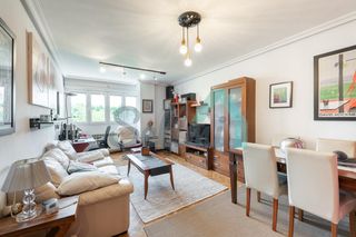 Miete Etagenwohnung  Armando collar