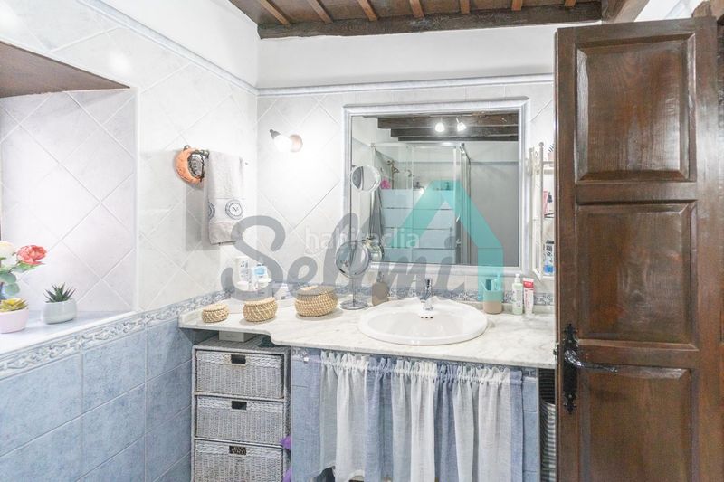 Foto 0b6f765c-3608-4053-8b74-1ab7d0465d53. Casa aparellada amb calefacció a Aller