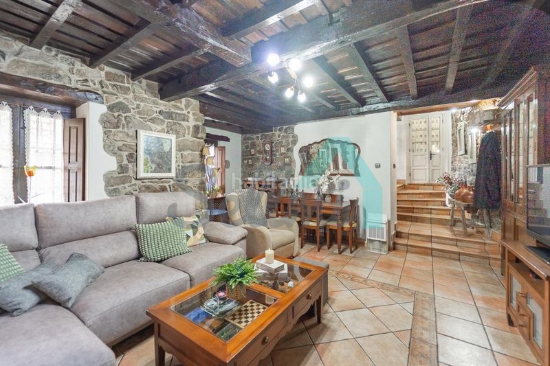 Foto 0cb56e45-0390-434b-b509-d77f90338177. Casa aparellada amb calefacció a Aller