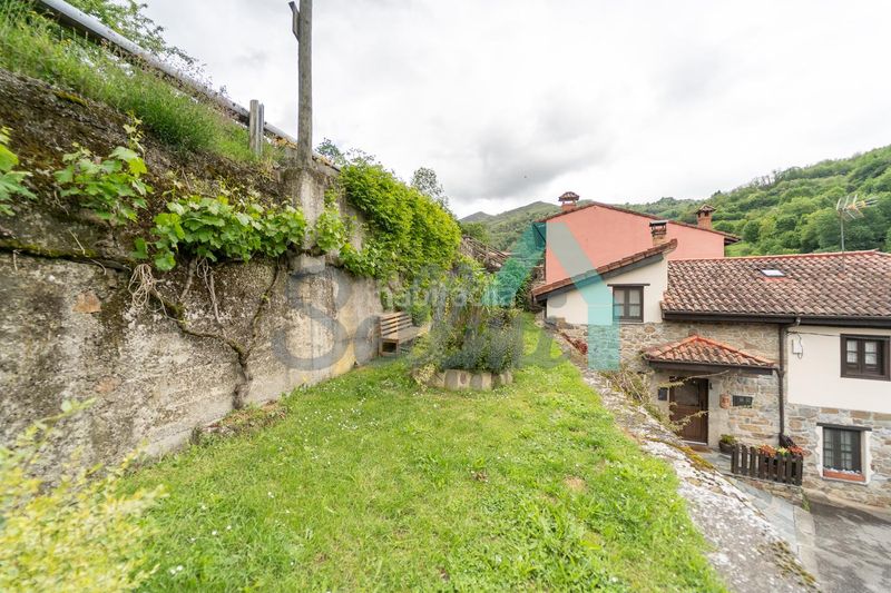 Foto 0f81626e-85f3-453d-83eb-c8731e40846f. Casa aparellada amb calefacció a Aller