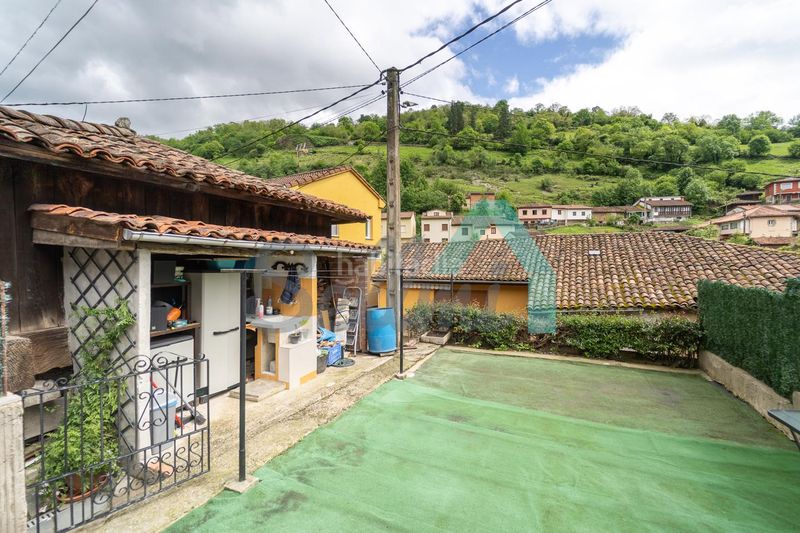 Foto 15f8378c-2fbd-4c84-93c0-520df4275fd6. Casa aparellada amb calefacció a Aller