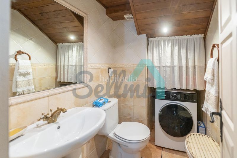 Foto 74a1254f-ece8-4445-b2c0-776e93316715. Casa aparellada amb calefacció a Aller