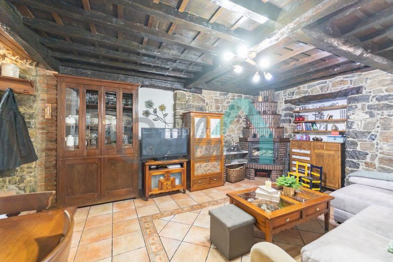 Foto 91289ac5-cf74-45b0-bbaf-e56c692c1824. Casa aparellada amb calefacció a Aller