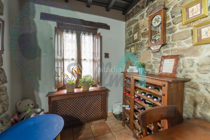 Foto afae3f45-c21c-4e69-b658-ab42e20d76a1. Casa aparellada amb calefacció a Aller
