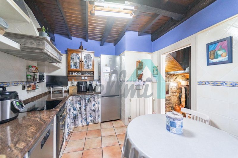 Foto b2d32458-5b4d-49d2-9829-263089d43cdc. Casa aparellada amb calefacció a Aller