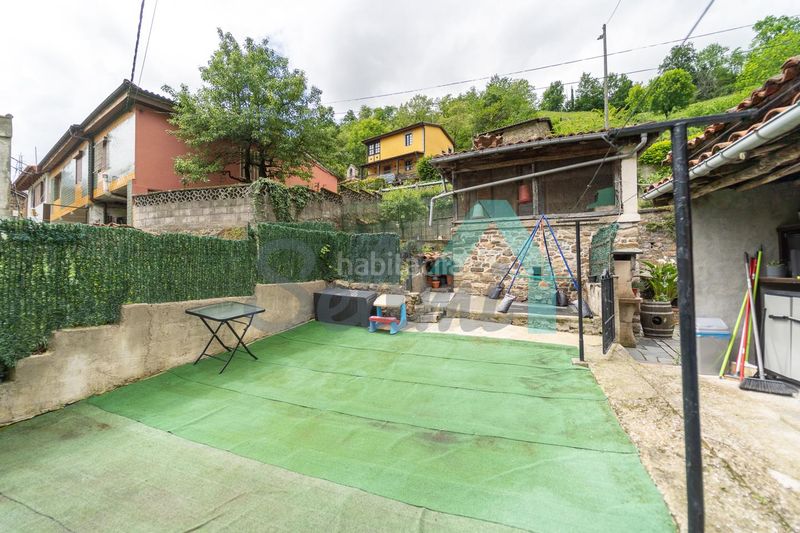 Foto b5969920-7b84-4839-abe2-cc4b43e68c89. Casa aparellada amb calefacció a Aller