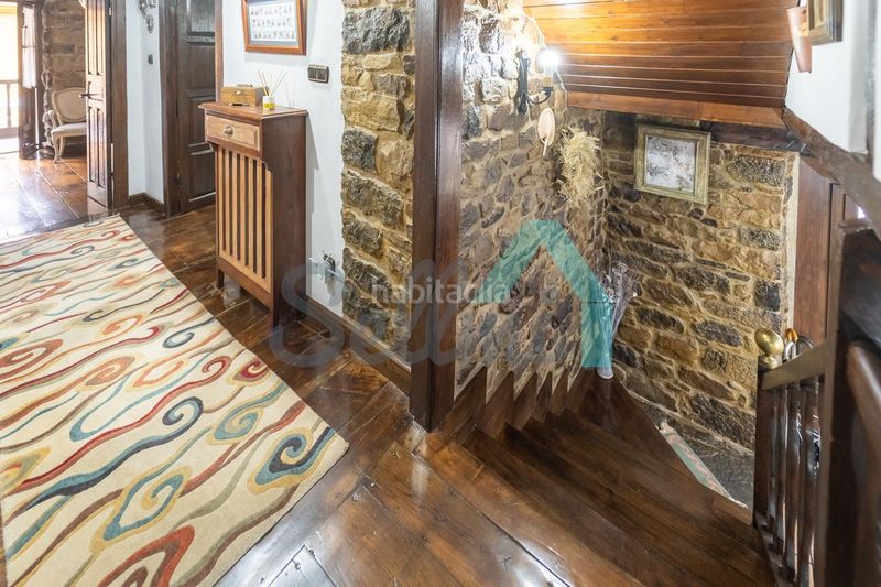 Foto b90525f2-1002-4ceb-bb90-55e382f88ef1. Casa aparellada amb calefacció a Aller