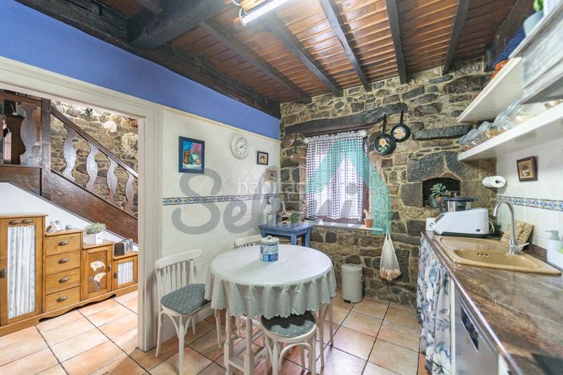 Foto ba1963a0-5f65-4ba0-b5c8-2ad24803dc7f. Casa aparellada amb calefacció a Aller