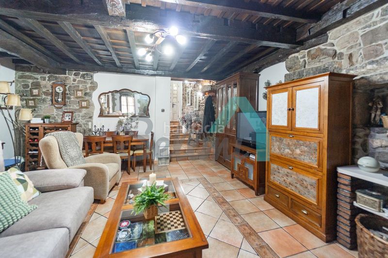 Foto bf945274-7f57-4418-be36-01b61e6f7ebb. Casa aparellada amb calefacció a Aller