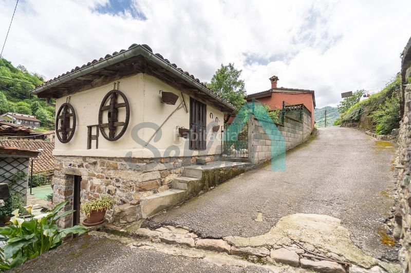 Foto d1f8fe84-9d51-4cc5-ad73-5d8f9c84743e. Casa aparellada amb calefacció a Aller