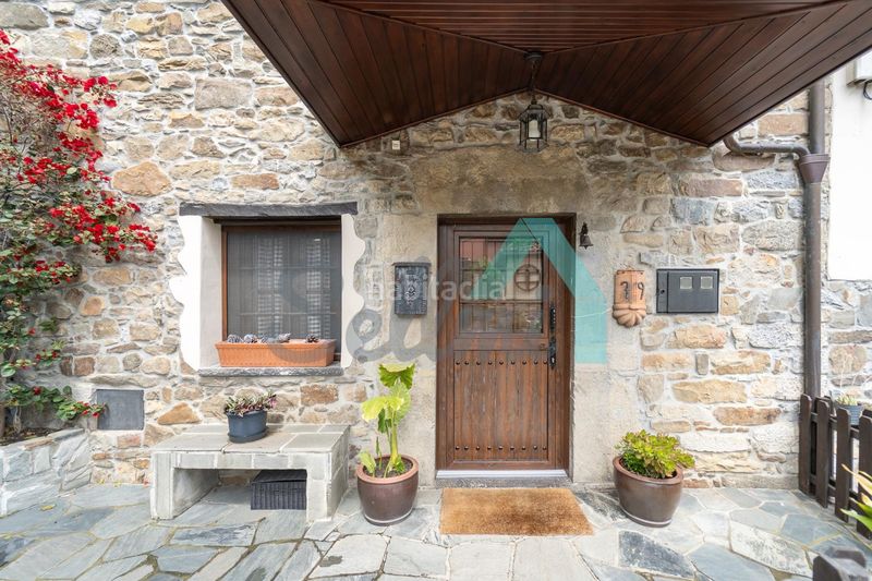 Foto ed73a4d0-e7bc-45d1-9cda-838741ffcfd5. Casa aparellada amb calefacció a Aller