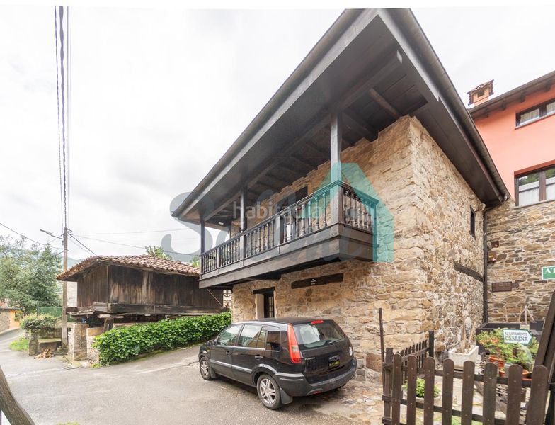 Foto f049abd6-798c-470e-bb42-08bd54660556. Casa aparellada amb calefacció a Aller