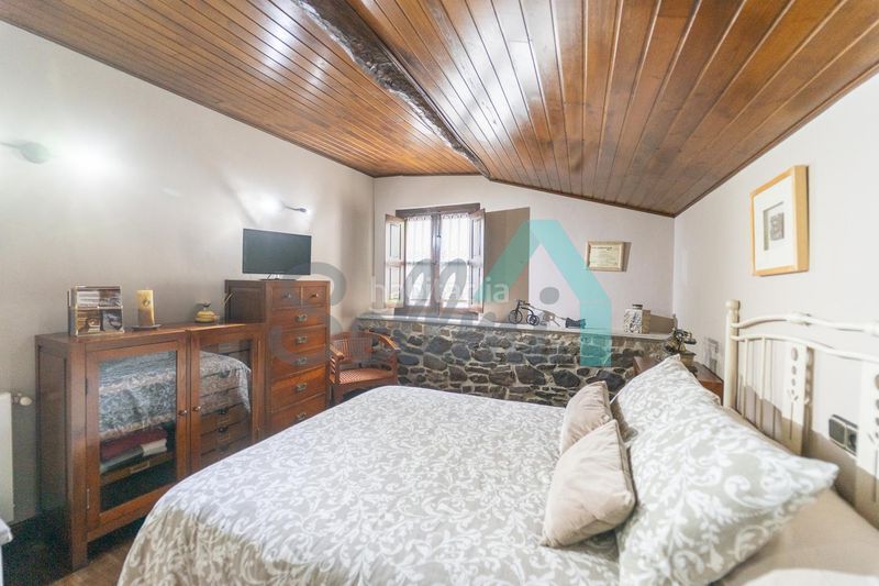 Foto f7b2d815-ac02-49aa-b15a-7a2d3c00ca9c. Casa aparellada amb calefacció a Aller