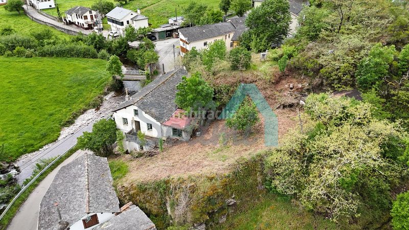 Foto 0fe7169d-a4fb-40a0-882d-997eef0c2a45. Casa amb aparcament a Cangas del Narcea