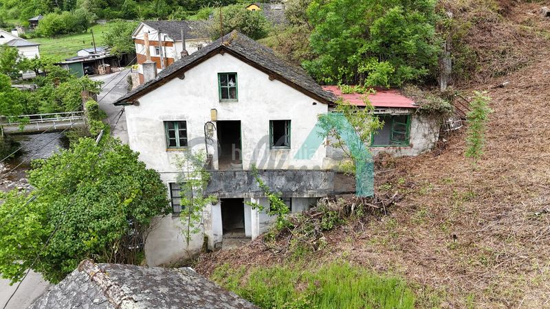 Foto a99e5b32-3a8b-49ac-866a-f6a1a3663aec. Casa amb aparcament a Cangas del Narcea