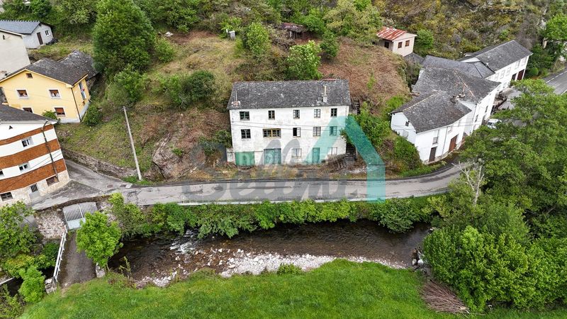 Foto d6cb583d-3fbf-462a-b602-f2a52e7fb65b. Casa amb aparcament a Cangas del Narcea