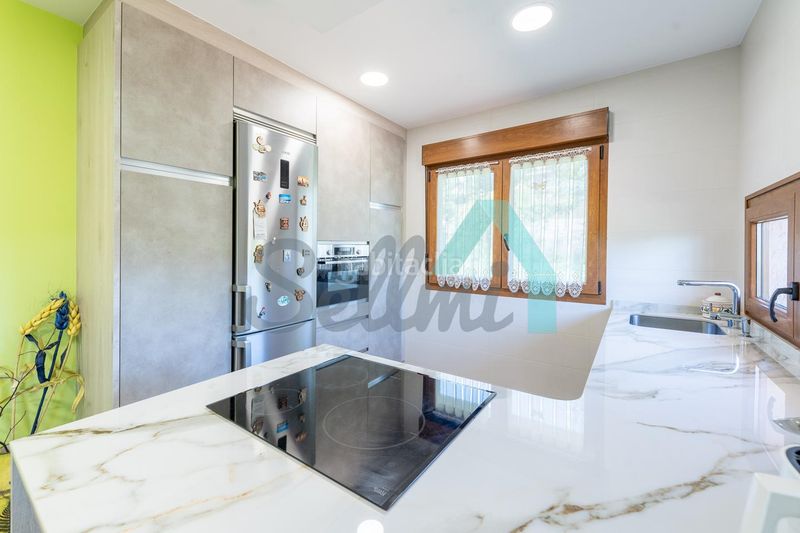Foto aa2b4ce2-94e3-4526-bcac-a1cda1c7408c. Casa amb calefacció aparcament a Cenero Gijón