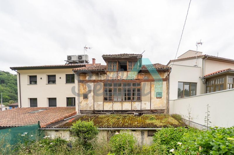 Foto 1fa68a10-3405-49e4-9904-7d9d1c6f9f98. Casa adossada a Parres