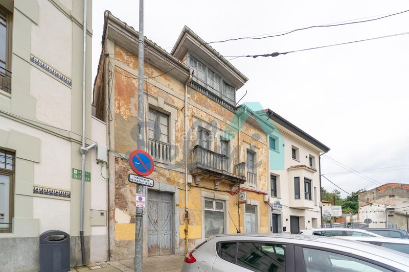 Foto 6142b1d4-acc8-4e76-8a9e-f1e19ea487d9. Casa adossada a Parres