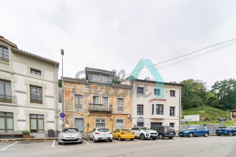Foto f239e9a2-f115-47c9-a1c3-d7f121d36fe4. Casa adossada a Parres
