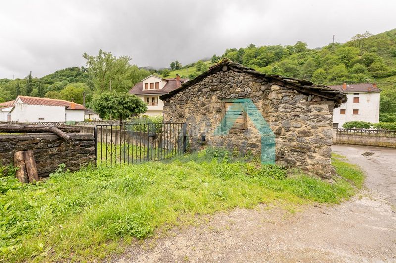Foto 3b7ec7c4-8d6c-45a1-bc9e-f4d013a669b8. Casa adossada a Aller