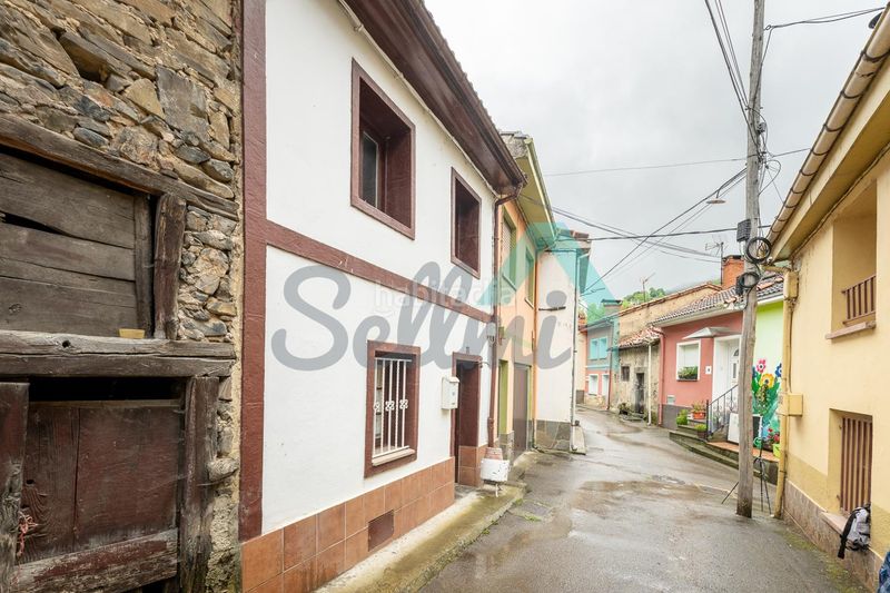 Foto 9d78f419-5c66-434a-a749-09eb3099c7fc. Casa adossada a Aller