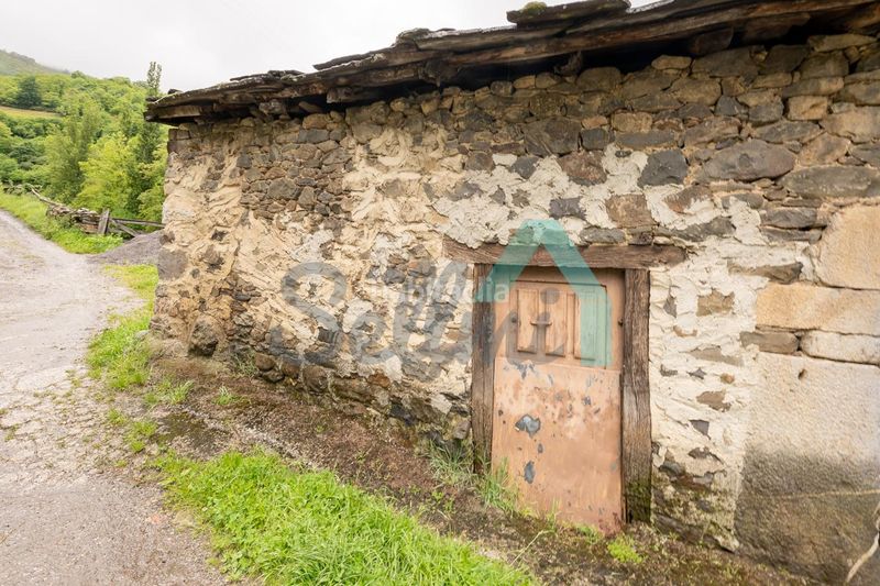Foto a2737f2e-cbdd-481f-aa25-8120b9d8b926. Casa adossada a Aller