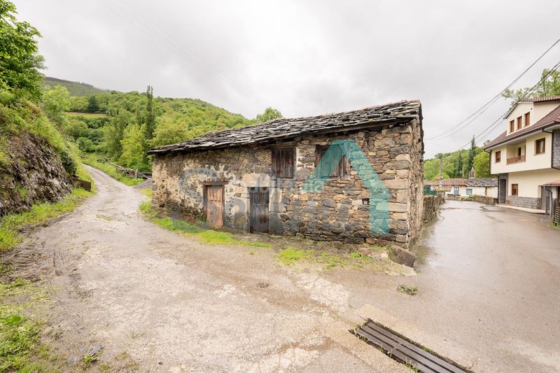 Foto bc0c6b71-a164-4c22-8525-f1448093ad74. Casa adossada a Aller