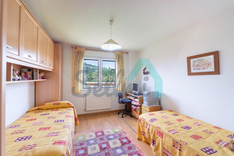 Foto f504c718-8b4b-4b01-b73a-aa74b79c3453. Piso en Cangas de Onís