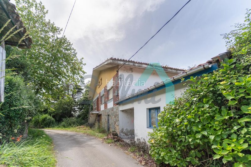 Foto 2f50ef25-0559-4509-8d5c-faf403fa6051. Casa amb aparcament a Cudillero
