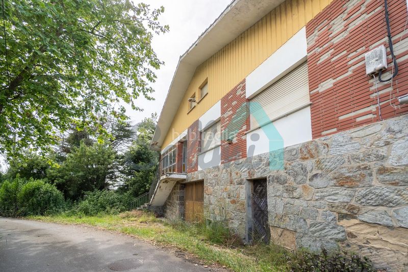 Foto dcd0cd52-e0e7-43b3-8c1e-b89cc7e308a8. Casa amb aparcament a Cudillero