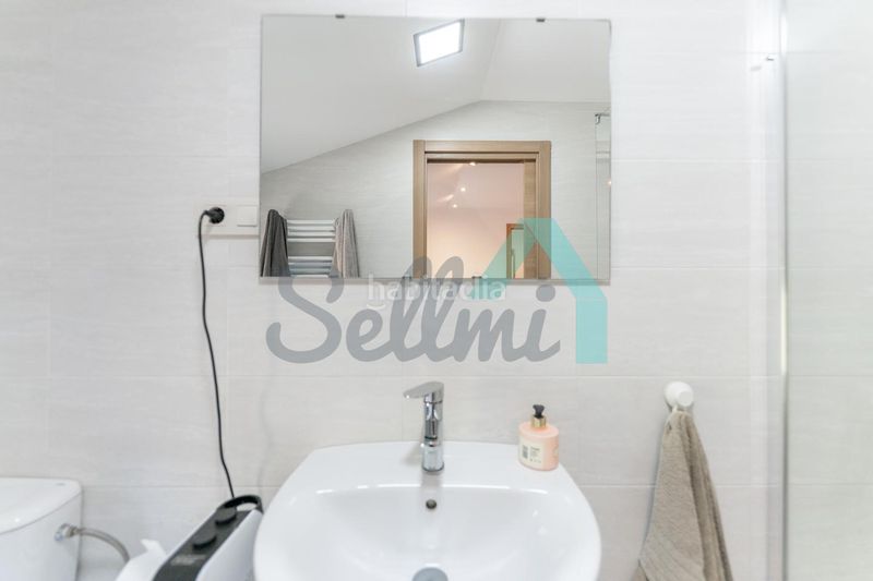 Foto 81aa4f7c-8232-41c8-be30-587fc5d70cd6. Edifici a Villamanín