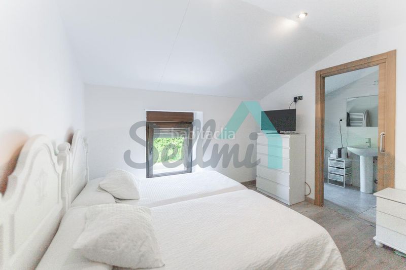 Foto ab8c049d-519d-412b-9e0b-20411658b712. Edifici a Villamanín