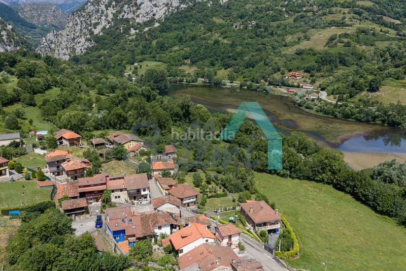 Foto cf2cf0b1-e4fd-43ce-8114-51d5573c6e7a. Casa adossada a Quirós
