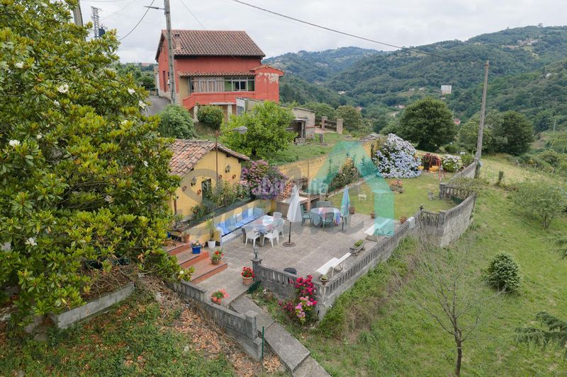 Foto 7dfbb886-c5a7-4f39-ad0c-e7b29ddb0673. Casa adossada amb calefacció a La Felguera Langreo