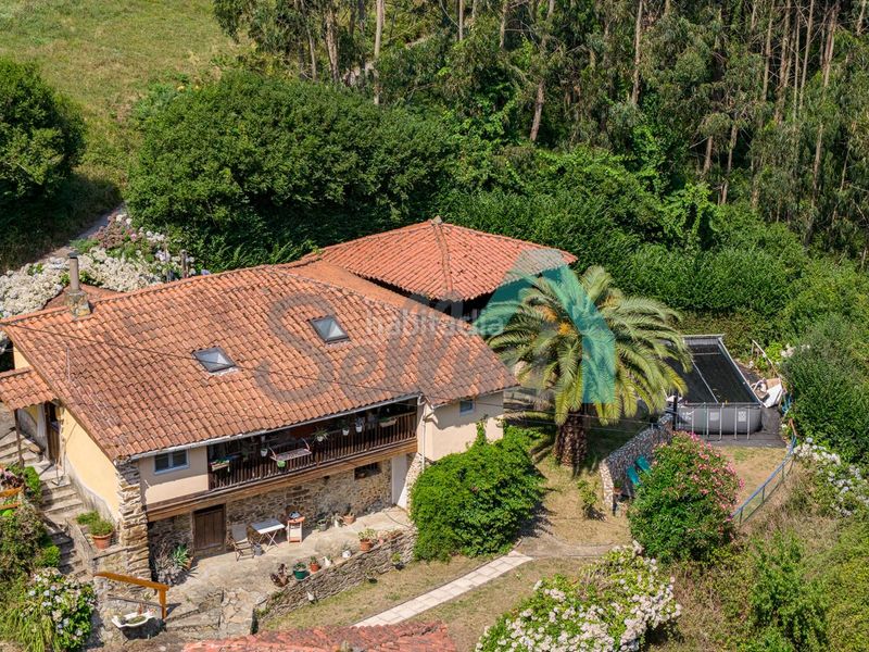 Foto 0706d15e-89f8-414e-9e43-2a802659c7b8. Casa amb calefacció piscina a Pravia