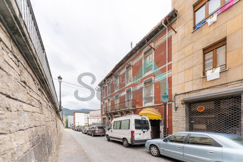 Foto b02475ad-492b-45f0-8f9f-ddd477e19e61. Edificio en Pravia