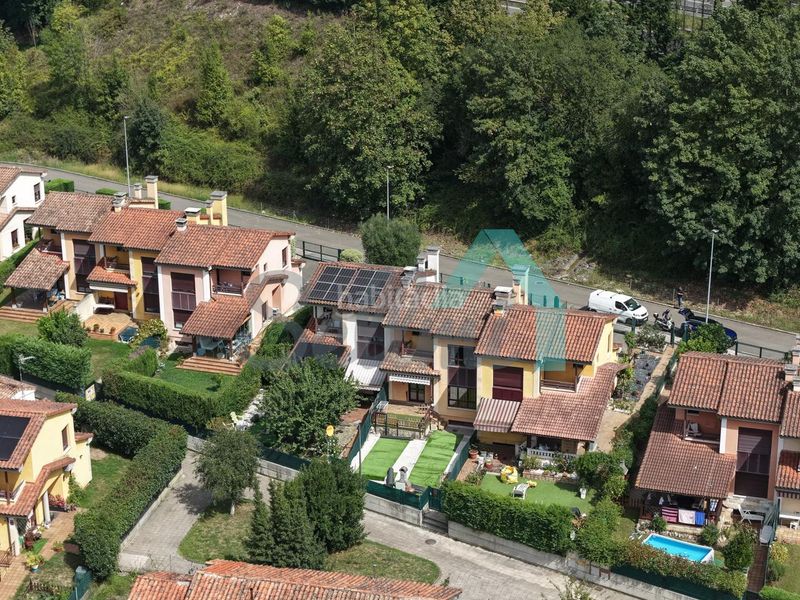 Foto ca5ce6ff-33b0-46b5-824a-1bb75010c33a. Casa adossada amb calefacció a Ribera de Arriba