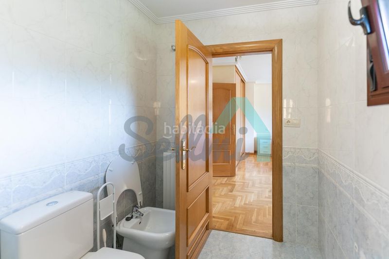 Foto e92356c9-c9f1-4370-a11e-0ef593c2ebeb. Casa adossada amb calefacció a Ribera de Arriba