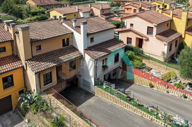 Foto ecd01864-55e6-4c91-89c7-83163b8accf0. Casa adossada amb calefacció a Ribera de Arriba