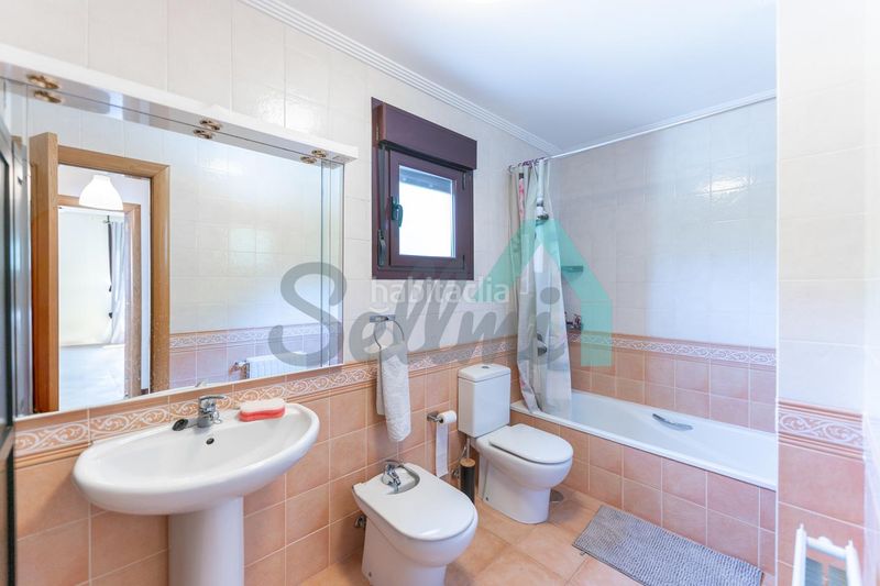 Foto ed6d0a14-869b-424a-8c82-47d032108389. Casa adossada amb calefacció a Ribera de Arriba