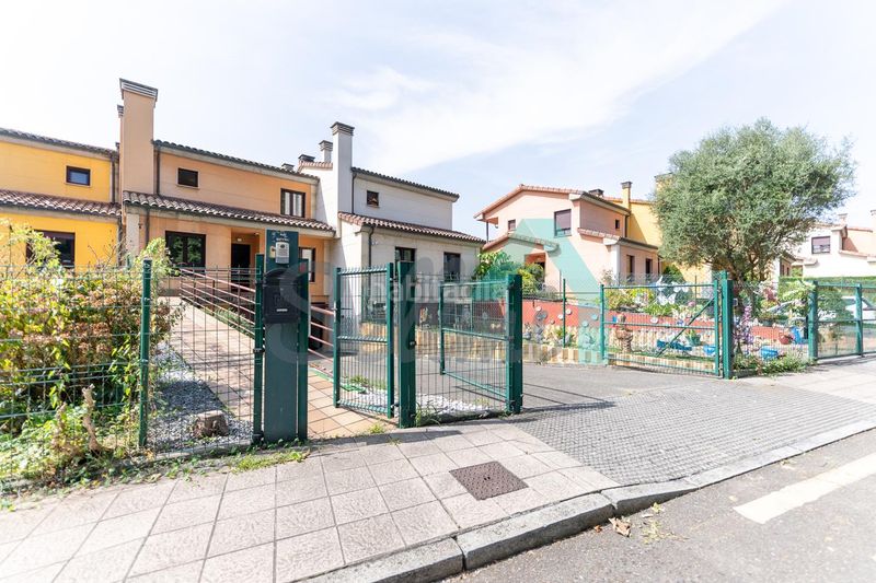 Foto f4dc4480-72d5-4d48-9f93-28a6bcf3a52c. Casa adossada amb calefacció a Ribera de Arriba
