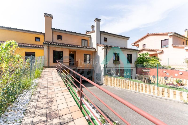 Foto f9bdf5e8-1d2b-41c5-baf0-d3d6b31c758b. Casa adossada amb calefacció a Ribera de Arriba