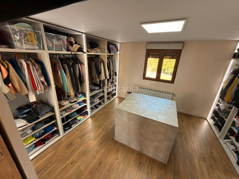 Foto b49f37f6-7d7e-4c6a-88d6-488c6bac0238. Chalet con camino riscaldamento parcheggio in la pola Siero Siero